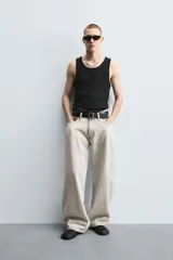 Musculosa negra ajustada de algodón con elasticidad, cuello redondo y sisa ancha.