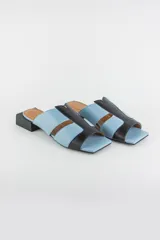 Sandalias descalzas combinadas de cuero, con diseño en color celeste y negro, punta cuadrada y taco cuadrado bajo.