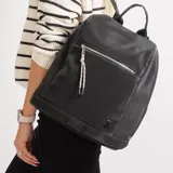Mochila negra de Korium con bolsillo frontal con cierre y tiracierre de cordón bicolor. Tiene asa de mano y correas traseras regulables. 