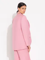 Blazer negro sastrero con pespunte grueso en la solapa, cuello y tapas de bolsillo.