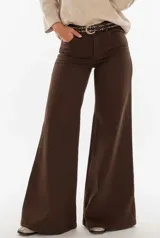 Jeans de denim estilo oxford en color marrón, de tiro alto y corte amplio en las piernas.