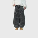 Jean ultra baggy color negro con efecto acid wash, corte holgado y diseño abombado con costuras decorativas arqueadas en las piernas.