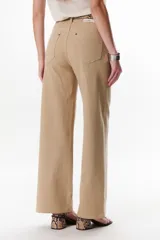 Pantalón negro de corte recto, pierna ancha y tiro alto, con detalles de pespuntes blancos a contratono.