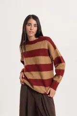 Buzo de tejido de punto con diseño de rayas horizontales en tonos bordó y beige, de cuello redondo y mangas largas.