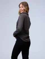 Camisa azul en símil suede, marca Ninety. Cuello con solapa y abertura central con botones. Delantera fruncida.