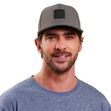 Gorro gris con logo de Maui and Sons en un parche de cuero sintético negro en el frente.