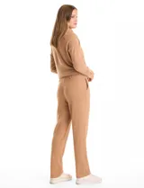 Pantalón tipo jogger de tejido suave, con cintura elástica y corte recto, ideal para un look relajado.