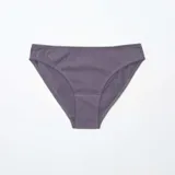 Pack de cinco braguitas de corte clásico, confeccionadas en algodón. El pack incluye una unidad gris oscuro lisa, una blanca lisa, una a rayas horizontales blancas y grises, una rosa pálido lisa y una verde menta con estampado de pequeñas flores blancas.