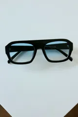 Lentes de sol con armazón de policarbonato en diseño carey y protección UV400.