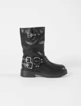 Botas de caña media color marrón, confeccionadas en cuero sintético, con suela de caucho y diseño decorado con múltiples hebillas metálicas ajustables.