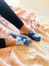 Pantuflas de algodón con estampado batik en tonos azules y blancos.