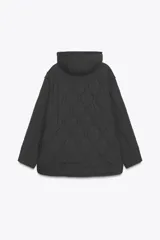 Chaqueta acolchada de color negro con diseño de costuras onduladas, cuello subido y capucha ajustable. Cuenta con cierre frontal de cremallera oculto por una solapa con botones a presión, mangas largas y bolsillos laterales. Tejido con tecnología repelente al agua.