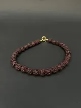 Collar de piedras volcánicas naturales en tono bordeaux, con cierre de mosquetón en gold filled.