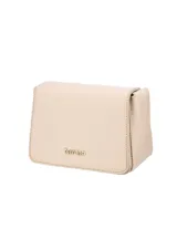 Bandolera pequeña de diseño rectangular con solapa frontal y correa larga ajustable. Presenta una textura granulada y el logo de la marca grabado en la parte inferior.