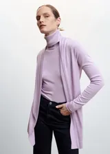 Cardigan de punto fino color lila, con diseño abierto sin cierre, cuello cascada y mangas largas con terminaciones en canalé.