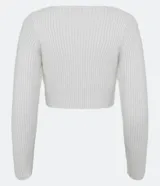 Cardigan corto blanco de punto acanalado con escote en V, mangas largas y cierre frontal con botones.