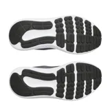 Championes Under Armour Charged Surge 4, color negro con logo blanco y suela blanca, ideales para running.