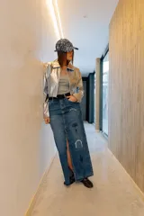 Falda larga de jean azul con abertura frontal y bordados.