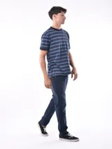 Remera de manga corta color bordó con rayas horizontales azul marino, cuello redondo y puños en contraste.