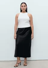 Falda midi evasé de tejido satinado color negro, con tiro medio y cintura elástica sin cierre.