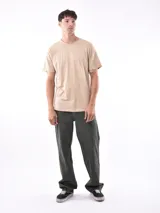 Remera de corte regular, color beige, con cuello redondo y mangas cortas.