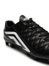 Championes de fútbol Umbro modelo Nexus HG, color negro con detalles en blanco. Presentan un diseño con costuras acolchadas en el empeine para un mejor control del balón y suela con tapones fijos para superficies de césped natural o sintético.