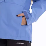 Campera impermeable azul con capucha, cierre frontal con cremallera, bolsillos laterales con cierre y logo de la marca en el pecho.