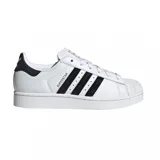Championes Adidas Superstar blancos con las tres tiras laterales en negro y talón negro.