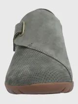 Zapato casual Hush Puppies modelo Albi, confeccionado en cuero gris con perforaciones decorativas en toda la superficie. Presenta un diseño de empeine cerrado con ajuste lateral de velcro y suela de goma en color marrón.