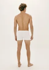 Pack de dos calzoncillos tipo bóxer Hering, uno negro y otro blanco, confeccionados en tejido suave con cintura elástica con el logo de la marca grabado.
