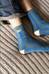 Medias de caña media con diseño de rayas verticales en azul y beige, con puntera y talón en color marrón.