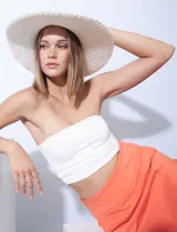 Falda corta color naranja, de gabardina elastizada, con pretina ancha elastizada, bolsillos delanteros y short interno.