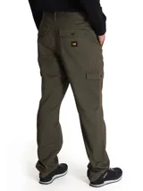 Pantalon cargo de corte recto color verde militar, con bolsillos laterales tipo sobre con solapa y bolsillos traseros de parche. Cuenta con cierre de cremallera y botón.