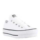 Championes Converse modelo Chuck Taylor Lift, de corte bajo con plataforma elevada. Presentan un diseño clásico en color blanco con detalles en negro en la suela y lengüeta, confeccionados en material sintético resistente con cordones al tono.