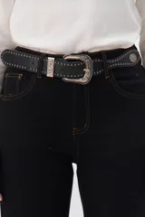 Pantalón de vestir color borgoña, de corte recto y tiro medio, con bolsillos laterales y traseros.