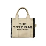 Bolso tote pequeño de Marc Jacobs confeccionado en tejido jacquard color arena con detalles en negro. Presenta el nombre del modelo y la marca bordados en el frente, cierre superior con cremallera, asas superiores y correa ajustable extraíble.