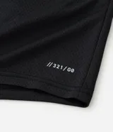Bermuda masculina color gris oscuro con textura de microperforaciones, cintura elástica con cordón ajustable y bolsillos.