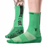 Medias deportivas de caña media en color verde con detalles en negro. Presentan una suela con tecnología antideslizante y tejido técnico transpirable en el empeine.