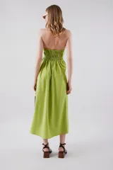 Vestido midi verde con breteles finos, escote en V con frunce y corte evasé.