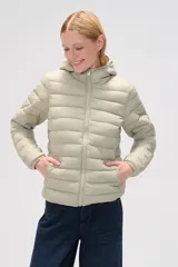 Campera puffer negra de nylon con capucha y cierre frontal.