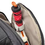Mochila deportiva de diseño ergonómico en color negro, confeccionada en material textil. Cuenta con múltiples compartimentos con cierre, incluyendo un espacio inferior independiente para calzado y sujeción interna para pala de pádel. Posee tirantes ajustables y espaldera acolchada con malla transpirable.