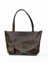 Cartera tote Chabas modelo Molly, confeccionada en cuero genuino color marrón chocolate. Presenta diseño amplio con asas largas de hombro, costuras visibles, parche frontal con logo grabado y un pequeño monedero colgante removible con broche a presión.