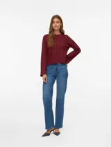 Sweater de punto con diseño trenzado tipo cable, cuello redondo y mangas largas con volumen. Presenta un calce regular y textura chunky.