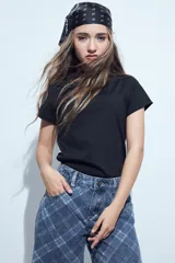 Top de manga corta con cuello alto, de calce ajustado y diseño minimalista.