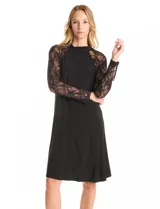 Vestido midi negro con cuello alto y mangas largas de encaje. Presenta una abertura en la espalda.