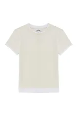 Remera de manga corta color beige, con cuello redondo y detalle de doble capa en el bajo y en las mangas. Confeccionada en tejido de punto single jersey, de corte regular.