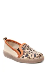 Panchas de cuero color beige con estampado animal print de leopardo y elásticos laterales.