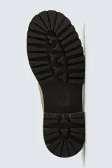 Zapato de cordones tipo derby en piel con acabado serraje color verde militar. Horma redonda y suela track negra a contraste.