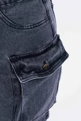 Minifalda gris de jean con bolsillos cargo laterales.