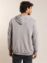 Canguro gris con cierre frontal, capucha con cordones ajustables y logo bordado en el pecho.